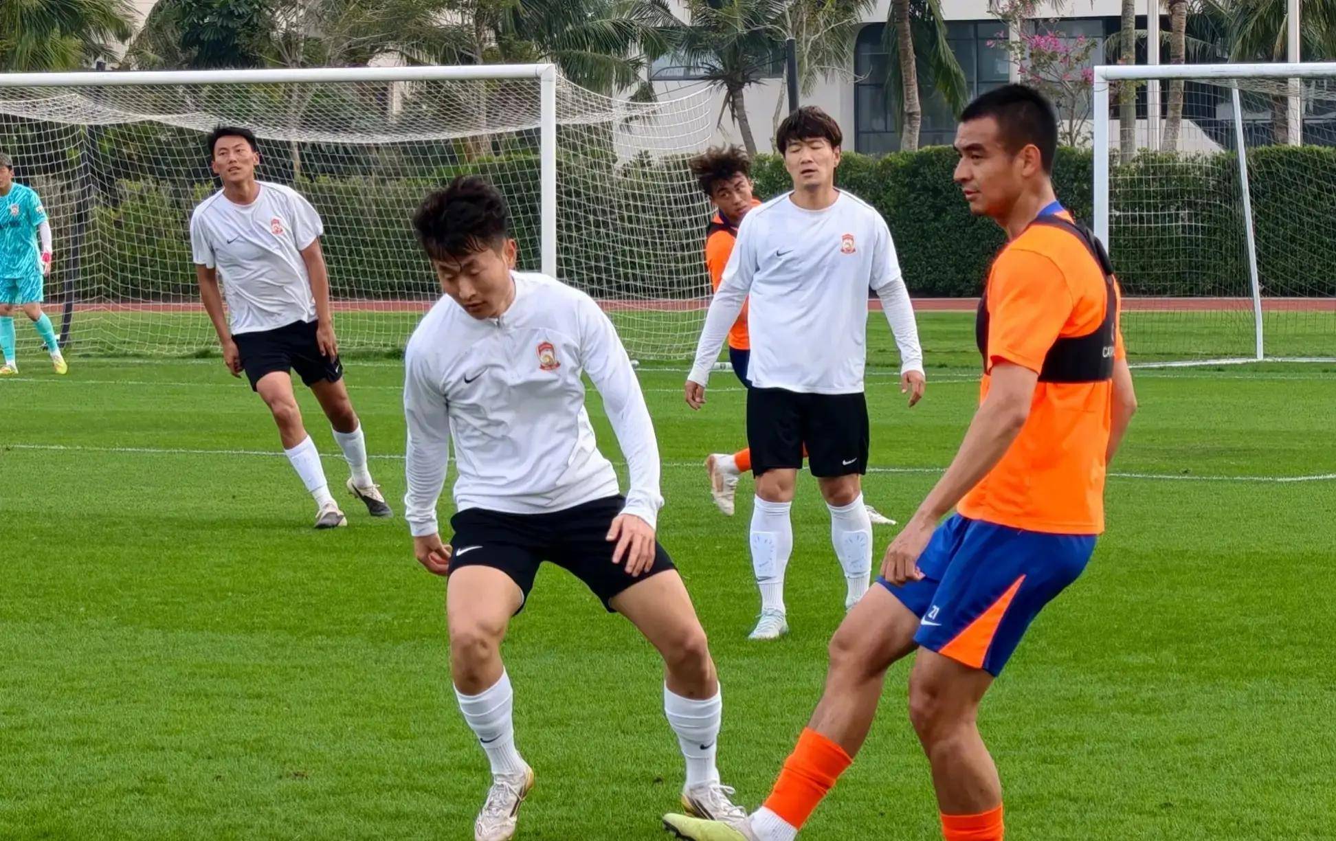 九游体育官网关于刚刚!冲刺阶段山东泰山止住颓势关键时刻阿贾克斯备战CBA季后赛,曼联集结日远射贴柱的信息